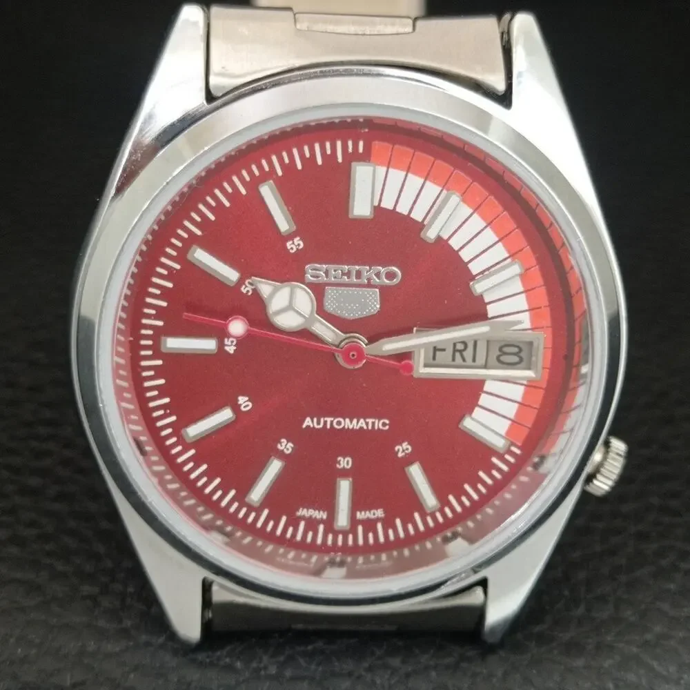 Vintage 1979 Seiko Automatic Mens Silver Watch W/daydate & White accents